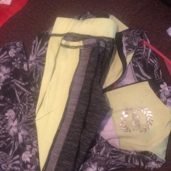 A sports outfit - Picture 2 of 4